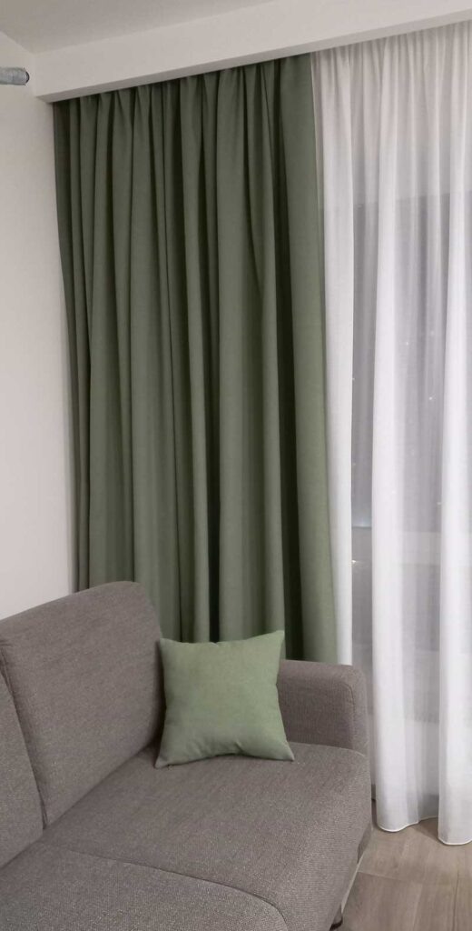 Зеленые шторы в небольшой гостиной в современном ЖК г. Москва