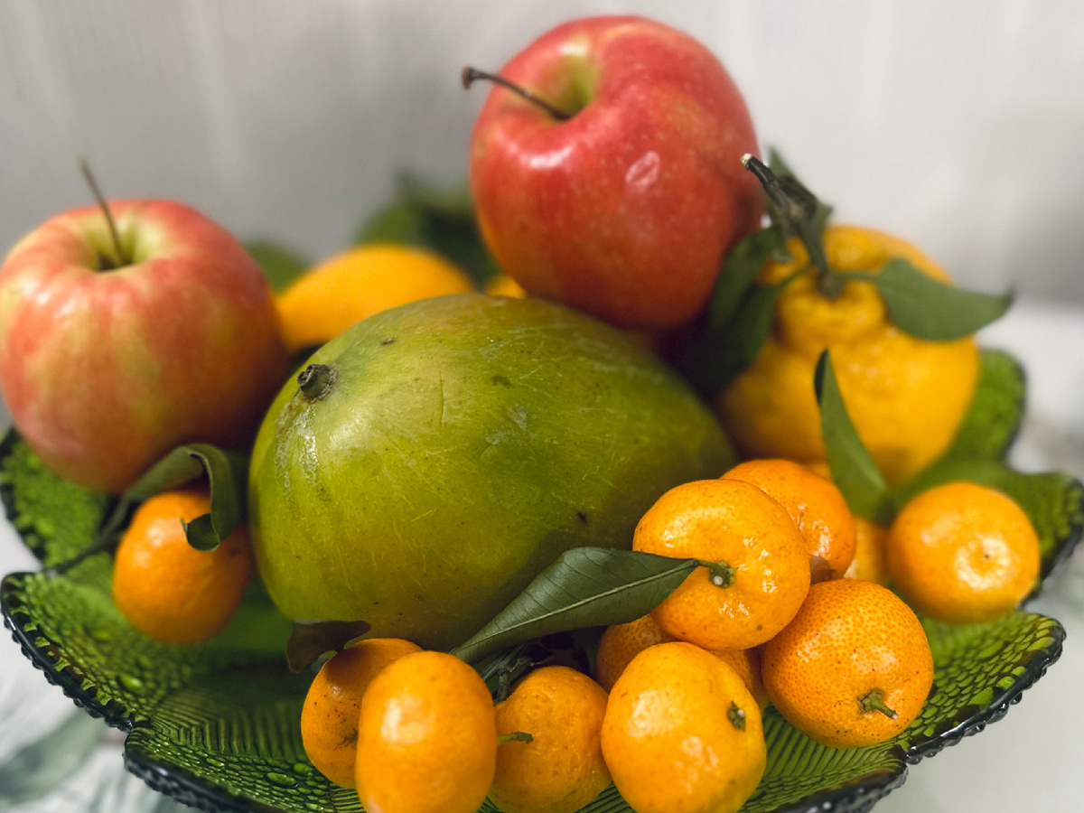 Фрукты у нас дома в свободном доступе. Поэтому ребенок часто сам выбирает, что ей хочется. С манго самой справиться сложно, а вот мандарин она легко чистит 🍊 