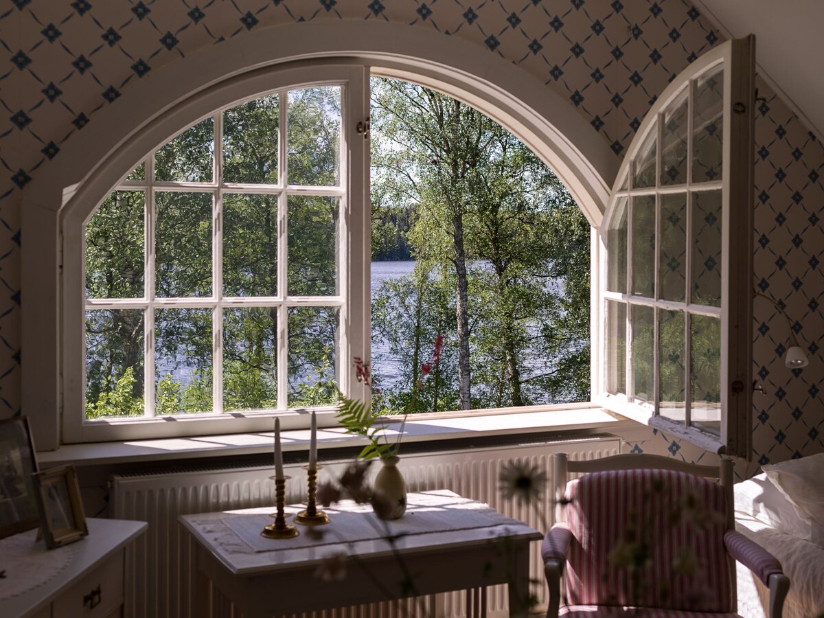 Из окон видно озеро, до которого всего пара минут ходьбы. Этот прибрежный участок с небольшим лесом также является частью поместья