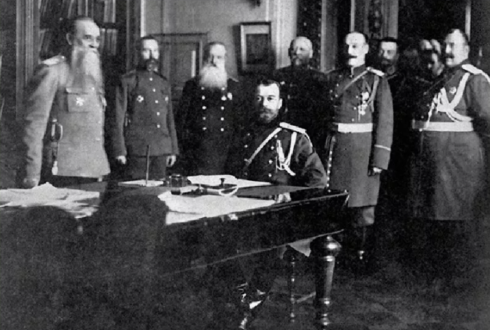 Николай II подписывает отречение. 