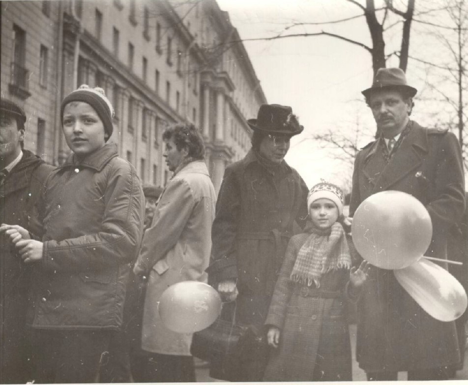 Фотография с первомайской демонстрации. Конец 80-х годов, сбор сотрудников НИИ. Фото автора