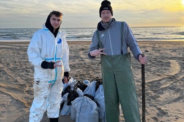    Футболист «Енисея» Андрей Сорокин несколько дней помогал убирать мазут в Анапе. Фото: ФК Енисей