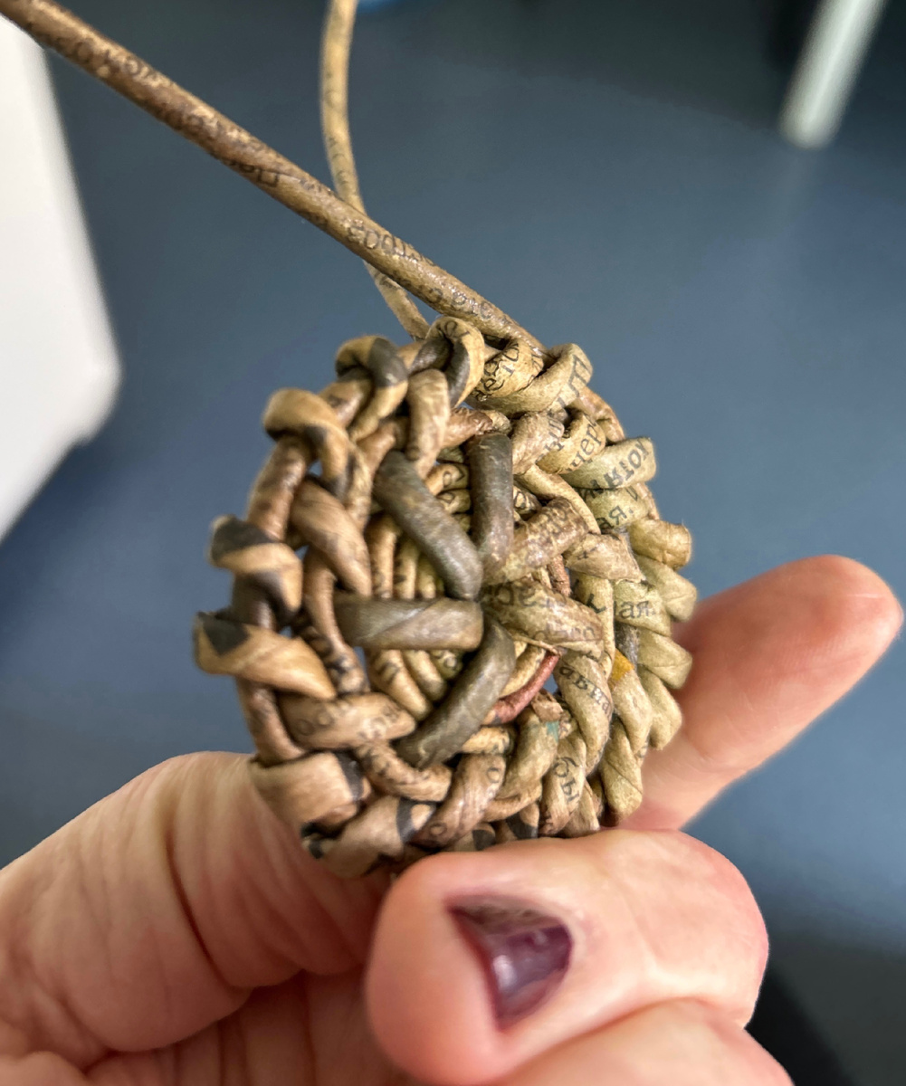 Начинаю плести очередное панно на стену из бумажной лозы в технике корневого плетения