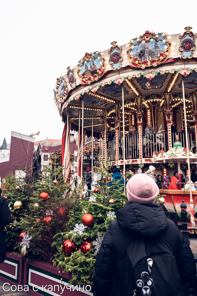 Для новогоднего настроения  - фото празднично украшенной столицы. 