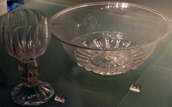 Примеры изделий завода Джорджа Равенскрофта в музее Виктории и Альберта