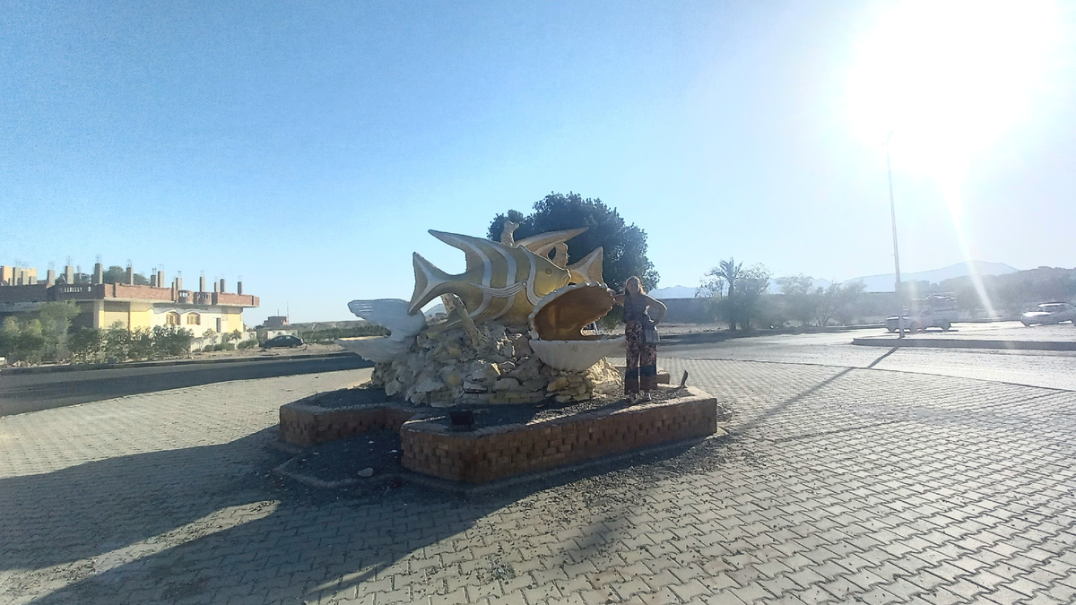 Также по всему городу встречаются скульптуры на морскую тему.