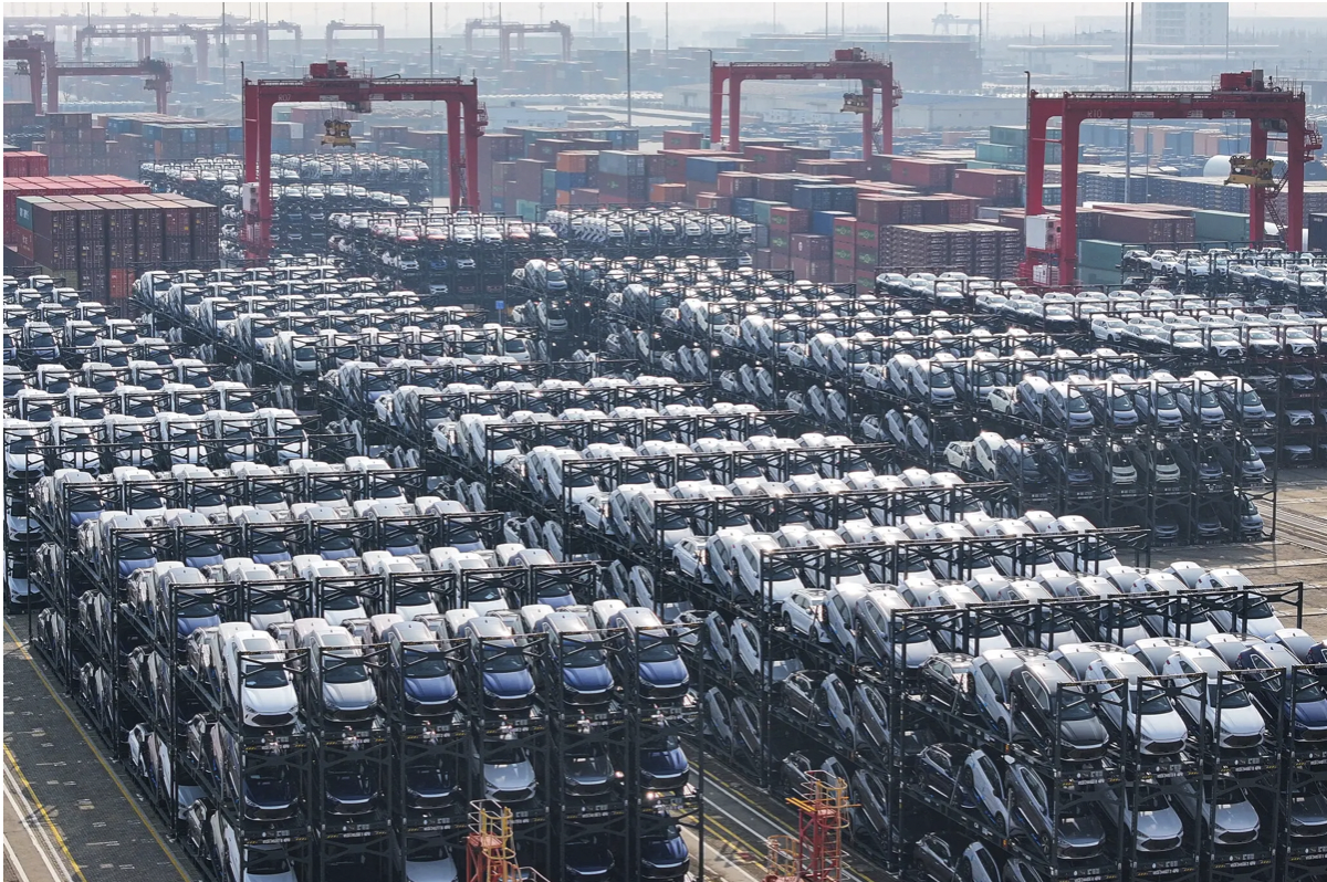 Электромобили BYD ждут погрузки на корабль в порту Тайцан в Сучжоу, Китай. Экспорт Китая всего, от автомобилей до солнечных панелей, стал экономическим дном для страны.