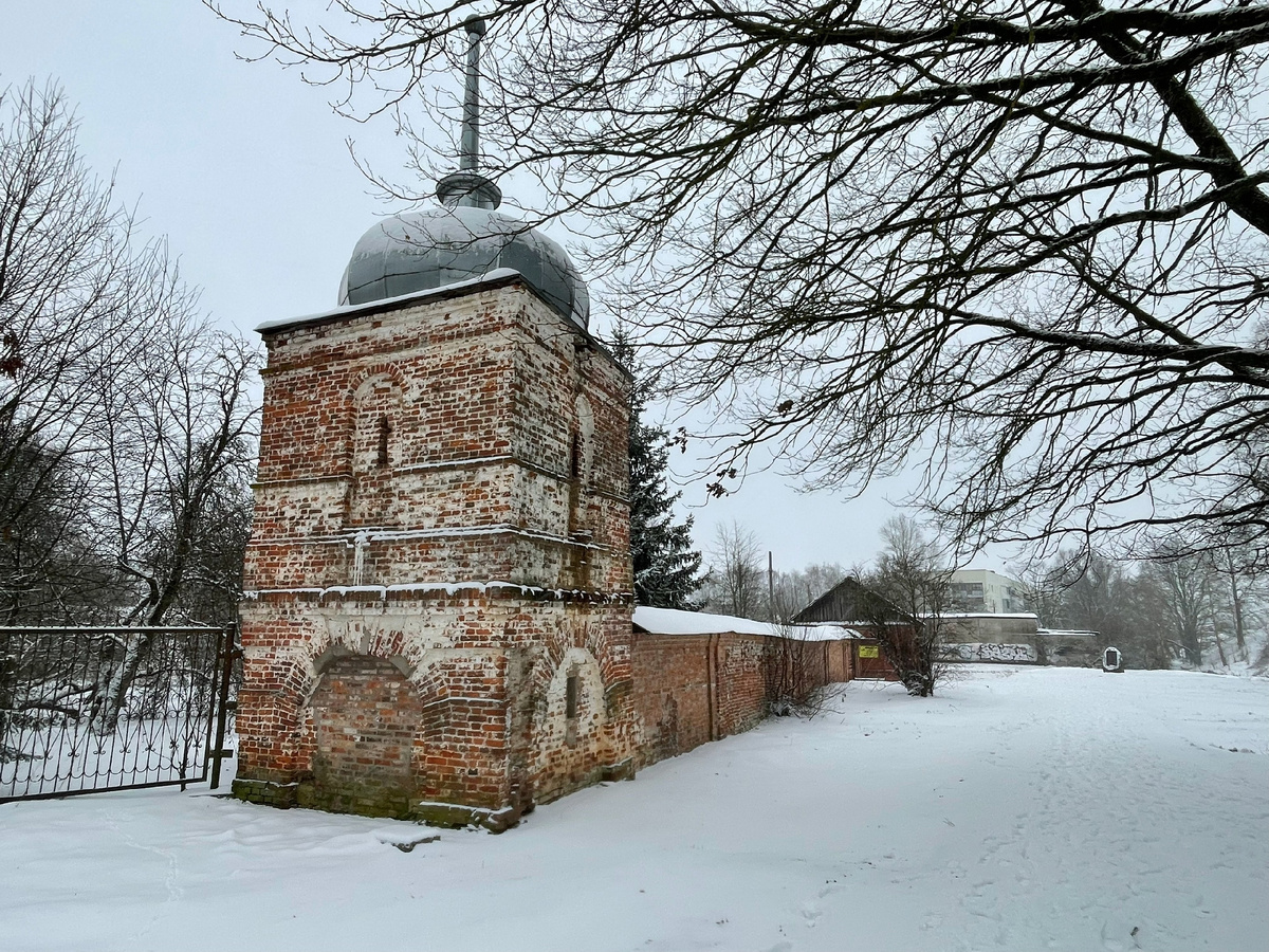 Фрагмент монастырской ограды. Фото автора, 2025 год, январь