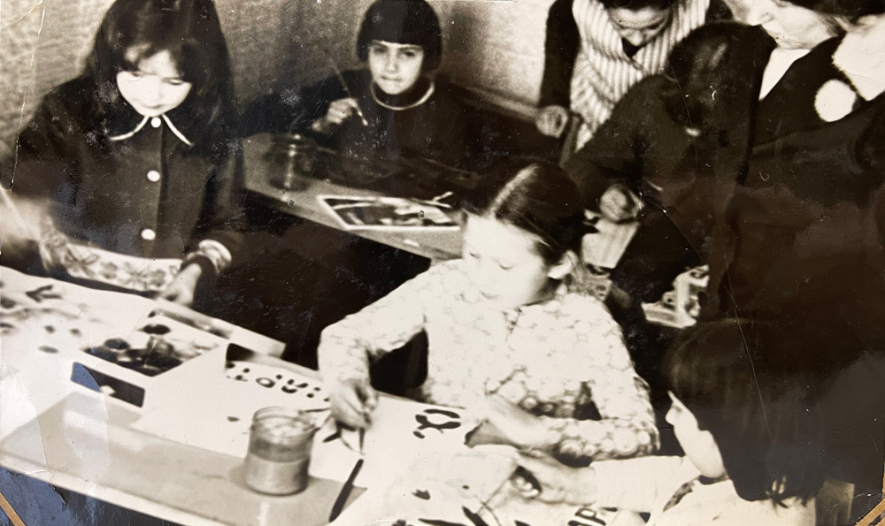 Я - крайняя слева у стены, в кофте с белыми пуговицами. 1974 год