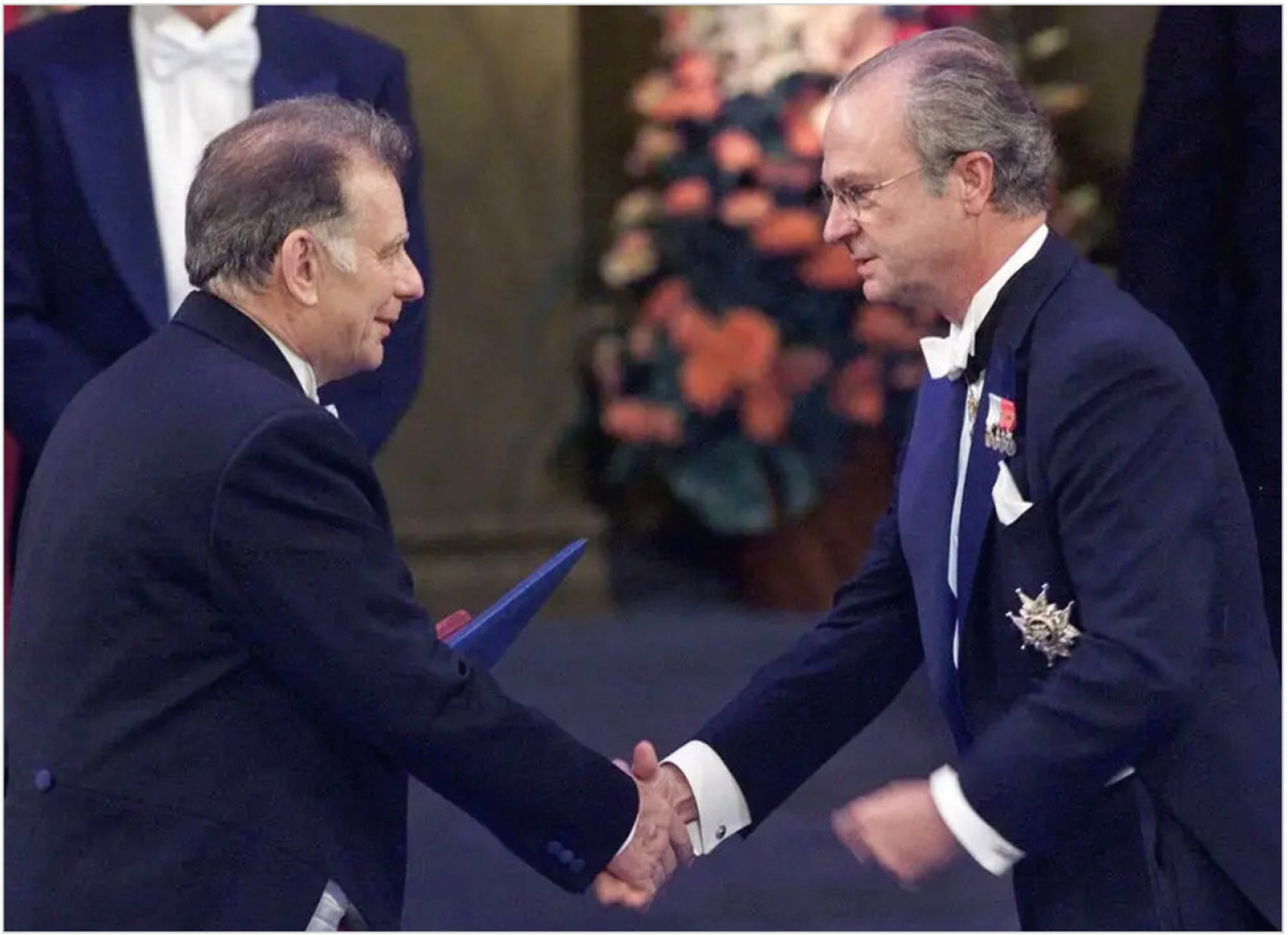 Рис. 1. Король Швеции Карл XVI Густаф вручает Жоресу Алфёрову Нобелевскую премию по физике за 2000 год