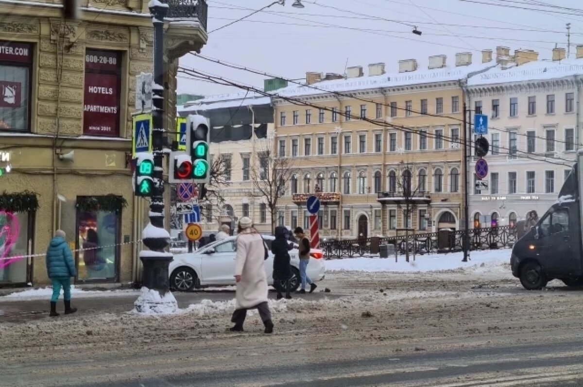    В Петербурге легковой автомобиль врезался в стену дома у Аничкова моста