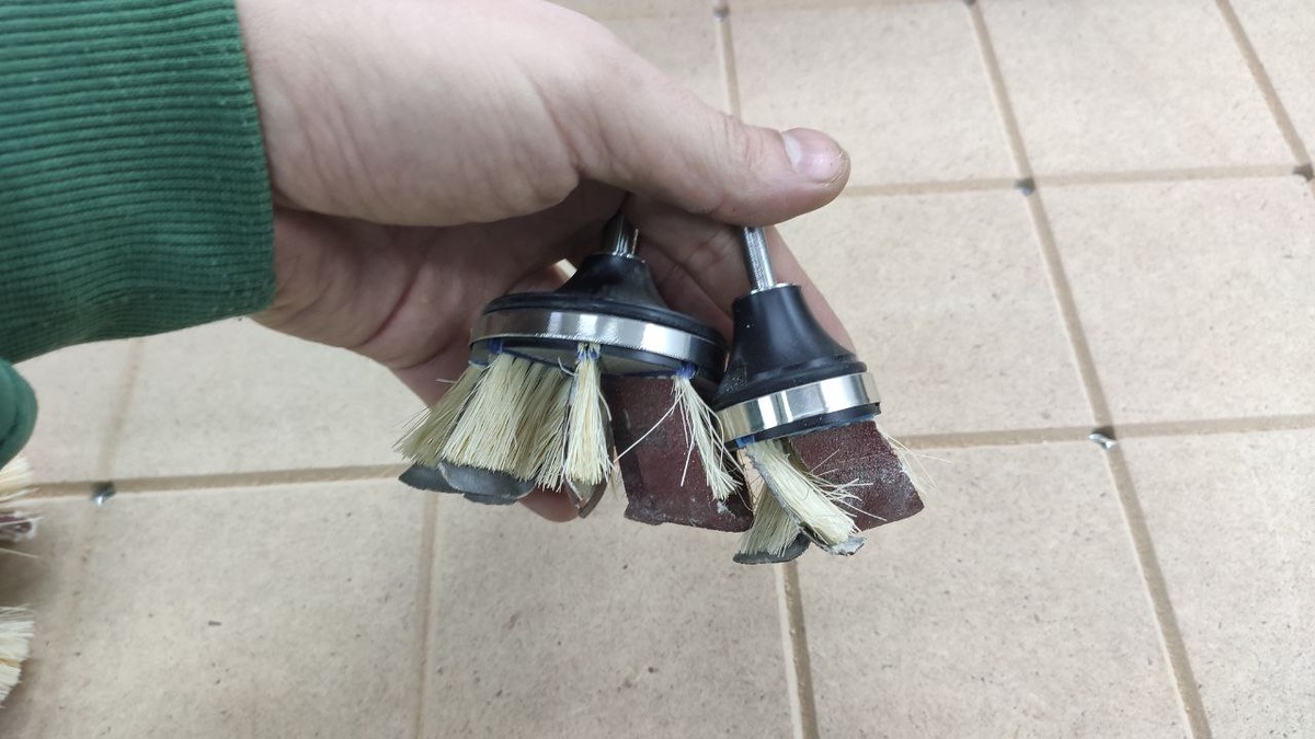 Щётки Детэро.