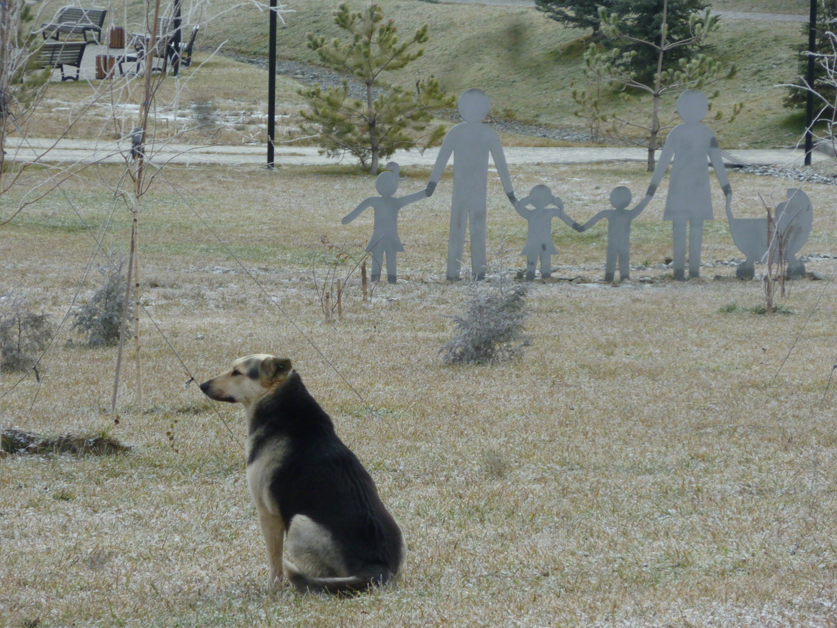 Фигурки семьи в Черкасовском сквере. А какая семья без собаки! )