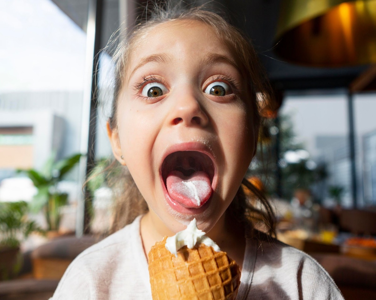 Источник изображения: <a href="https://ru.freepik.com/free-photo/surprised-girl-eating-ice-cream-close-up_13360168.htm#fromView=search&page=1&position=47&uuid=06f5d0db-11c7-4a74-a192-8d48665d6522&new_detail=true">Изображение от freepik</a>