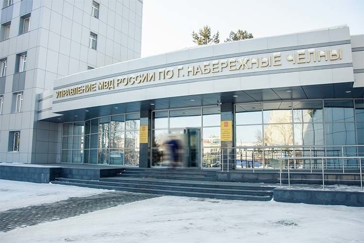    Марсель Камалетдинов пришел на работу без опозданий — в 7:50. Говорят, был спокойным. Зашел к себе в кабинет. А ровно в 8:00 коллеги услышали в его кабинете выстрел....   
Фото: Олег Спиридонов