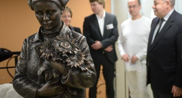    Памятник Ирене Сендлер, которая в годы Второй мировой войны спасла из Варшавского гетто около 2500 детей, работы скульптора Андрея Плиева открыт на территории детского города профессий «Мастерславль» в «Москва-Сити» / РИА «Новости»