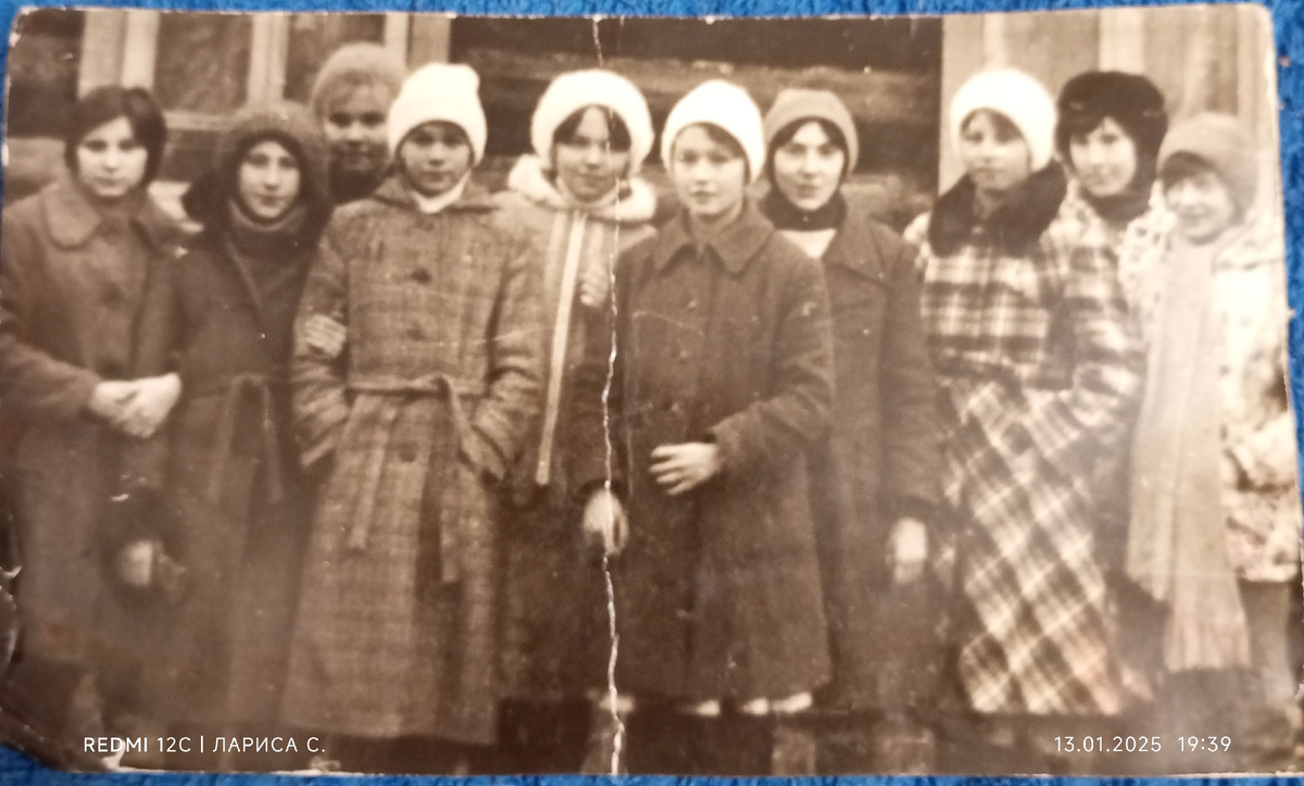 Наш 5-ый А класс. Я в центре. 