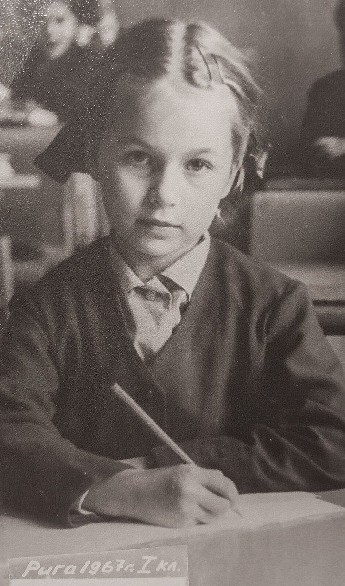 Официальное фото первоклассницы Марины Храбровой. Бантики темно-синие под цвет формы