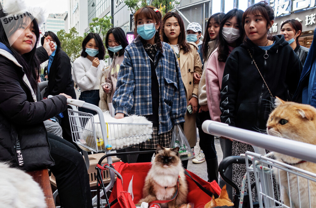 Девушки на пешеходной улице Цзяньхань в Ухане.