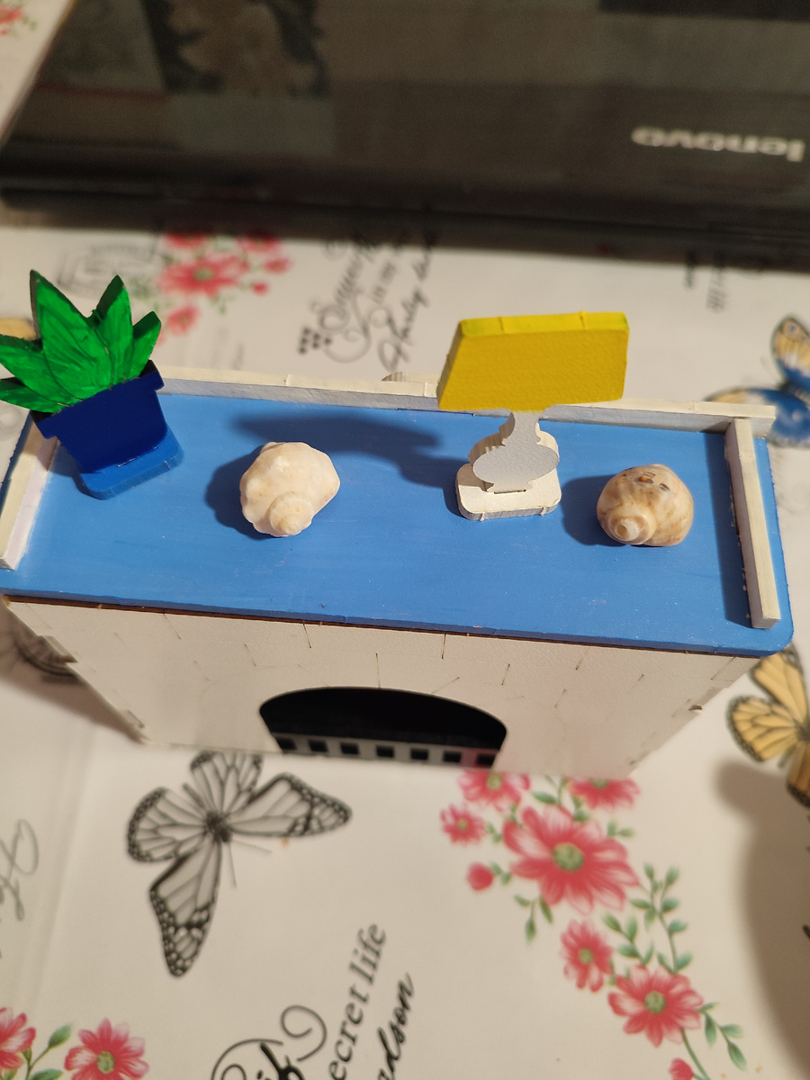 Светильник и горшочек я тоже решила покрасить, что бы верх камина не был пустым. 