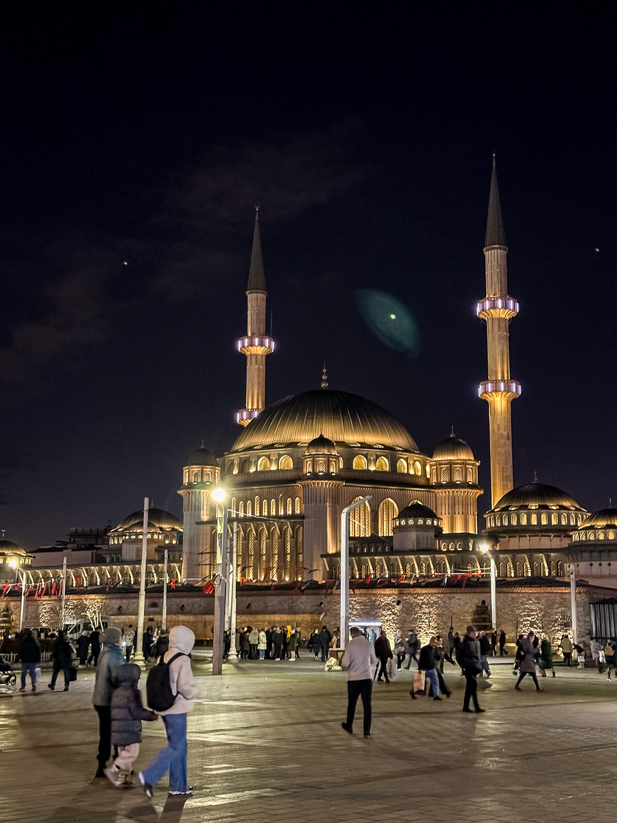 Мечеть Таксим, Стамбул. Фото сделано вечером этого дня.