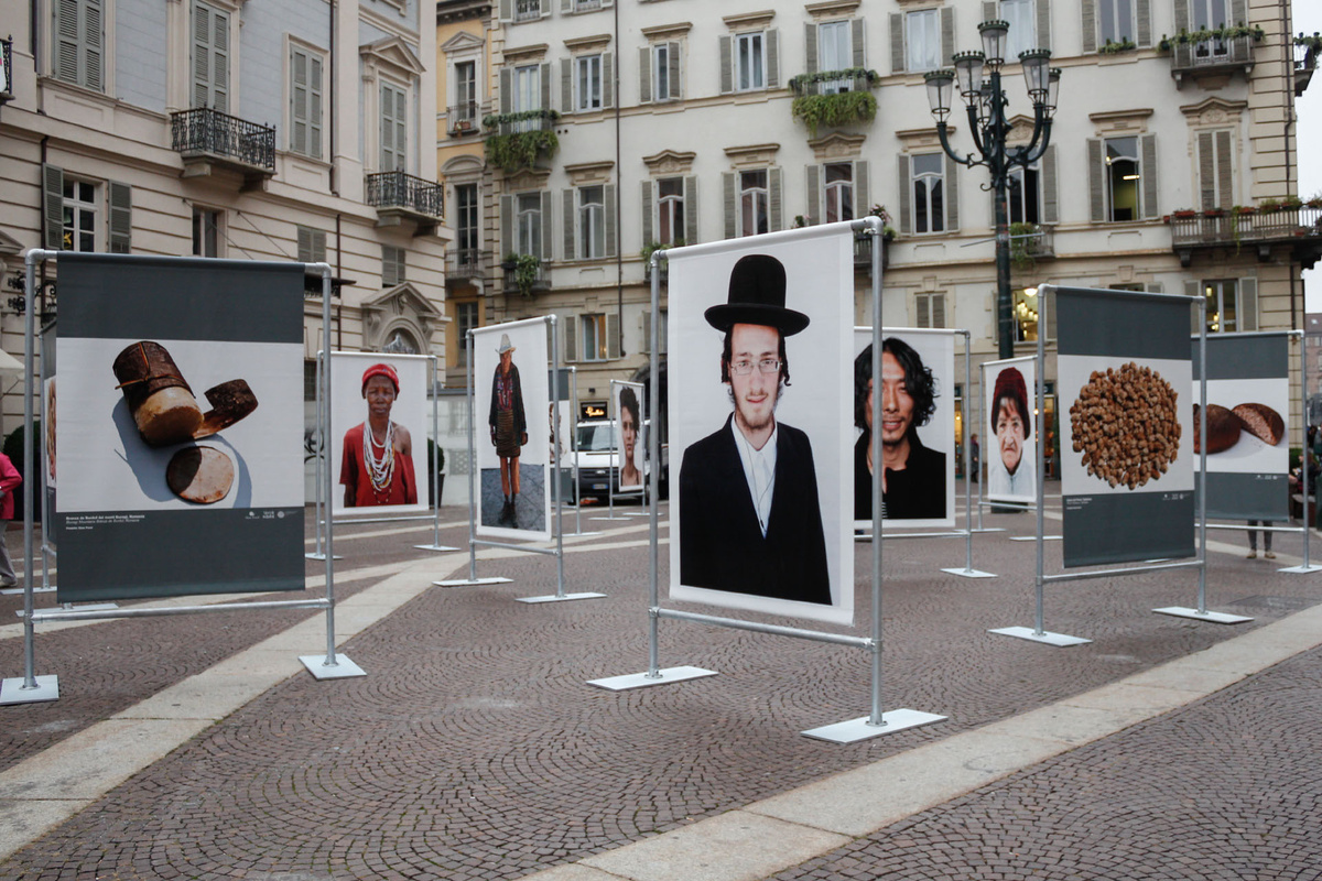    Уличная фотовыставка Оливьеро Тоскани Terra Madre second, на которой представлены 58 блюд, представленных в ресторанах Slow Food Presidia, Ark of Taste, The Salone del Gusto, Terra Madre