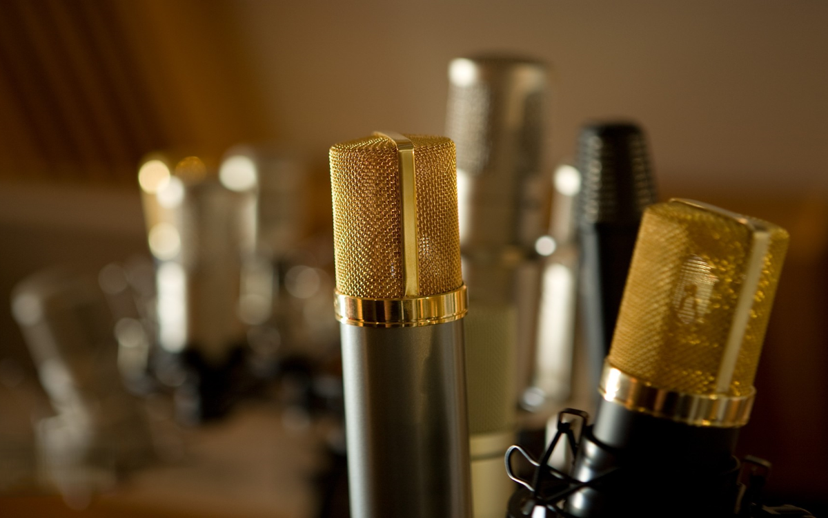 Творческое содружество 'Листая небо'. Микрофоны. Как говорится, 'Вначале было Слово и Слово было у Бога и Слово было Бог, Оно вначале было у Бога'. Микрофоны - это и слово тоже, и запись..., и концерт, много чего... Конденсаторные, динамические, ламповые, ... много всяких видов, технологий, функций. Создают микрофоны, чтобы мы могли творить, создавать прекрасное, прекрасное творчество, и творчество - от слова Творение. Микрофоны используются и в музыкальном творчестве, и в кинематографе, на конференциях, в караоке, и дома в семейном кругу, много где используются микрофоны. Концерты, студийная запись - творите, и знайте, знайте всегда ясно, знайте зачем это Вам и для кого. Расставьте жизненные приоритеты! Технологии проникли в нашу жизнь, и зачастую это действительно благо, кто бы что не говорил. Творчество может пробудить в человеке прекрасные чувства, и это может быть судьбоносно. Вы сочиняете, Вы можете говорить, цитировать, Вы можете петь, и всегда знайте ... ради чего Вы занимаетесь творчеством, ради кого