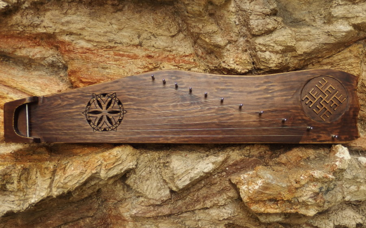 Творческое содружество 'Листая небо'. Говорят что язычество, как его называют невежественные люди, самая древняя религия на Земле, и оказывается, есть ещё древнее, но это не религия, это шаманизм. Я думаю, что язычество - это про то, как правильно говорить, грамотно, вообщем. Гусли звучат изумительно, особенно когда стоишь рядом и слушаешь их вживую. Я всегда понимаю что живой звук лучше, это не реальная музыка. Да, и современные стили изумительны, если они, конечно, изумительны!