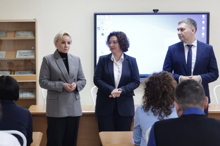 Исполняющая обязанности губернатора представляет медицинскому сообществу свою бывшую коллегу по Фонду Анастасию Мартынову / Фото: телеграм-канал Мария Костюк