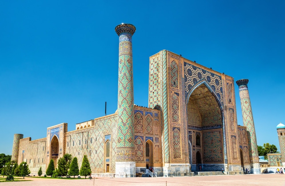 Источник: https://img.freepik.com/premium-photo/ulugh-beg-madrasah-registan-square-samarkand-uzbekistan_261932-2644.jpg?w=996