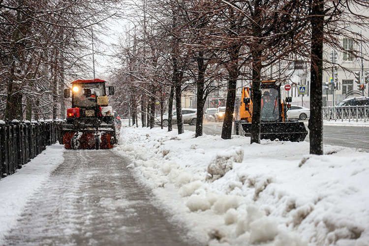    Для городских служб, отвечающих за содержание города, новогодние каникулы выдались достаточно хлопотными, были и снегопады, и оттепель, и гололед.   
Фото: Андрей Титов