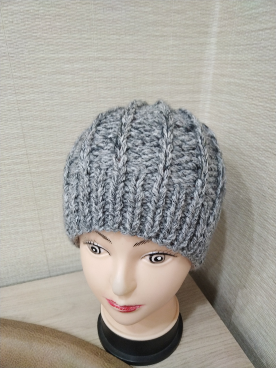 Меланживая шапка с узором из спущенных петель 