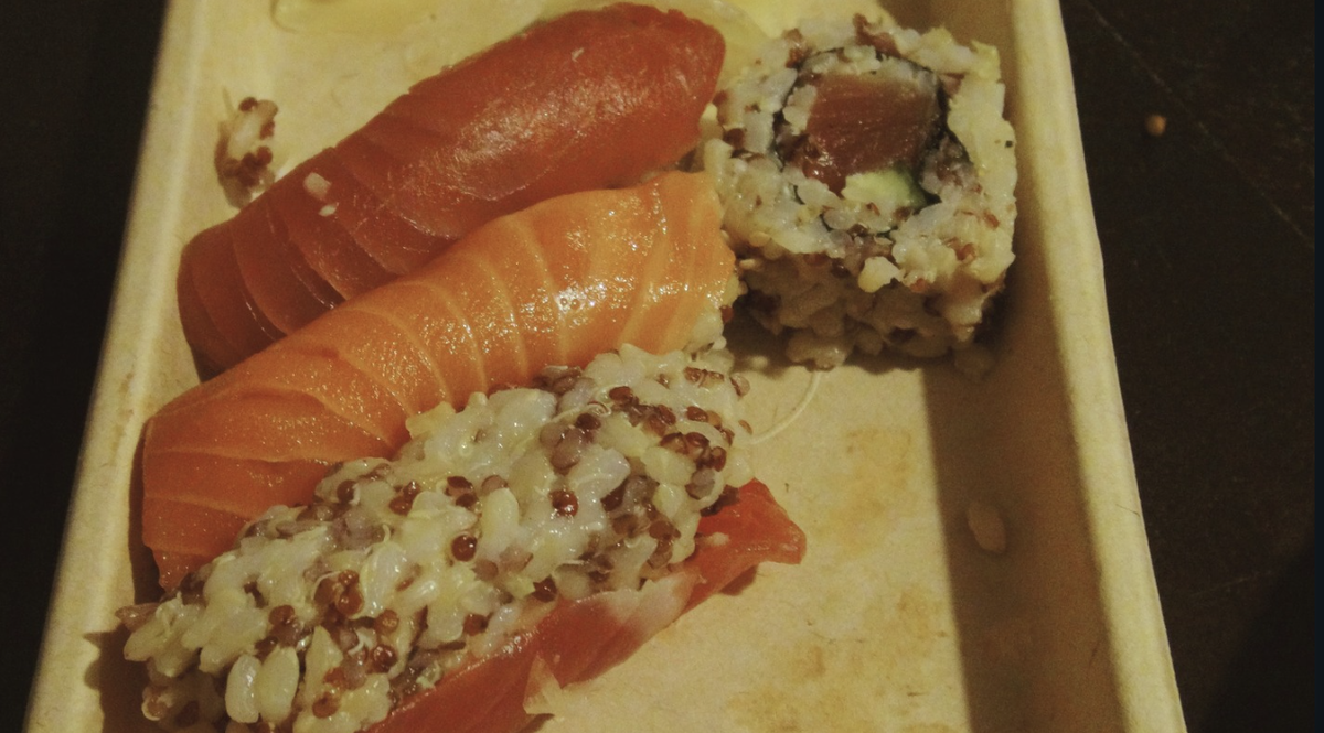 Это мои первые роллы и сашими в Нью-Йорке с бурым рисом и красной киноа