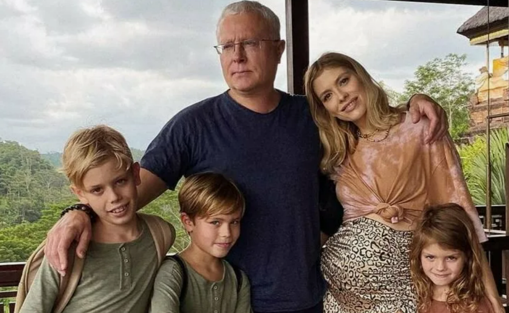 Елена Перминова и Александр Лебедев с детьми