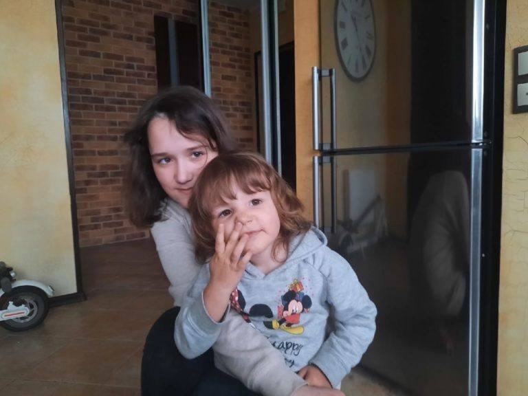 Ангела и её младшая сестра Милана