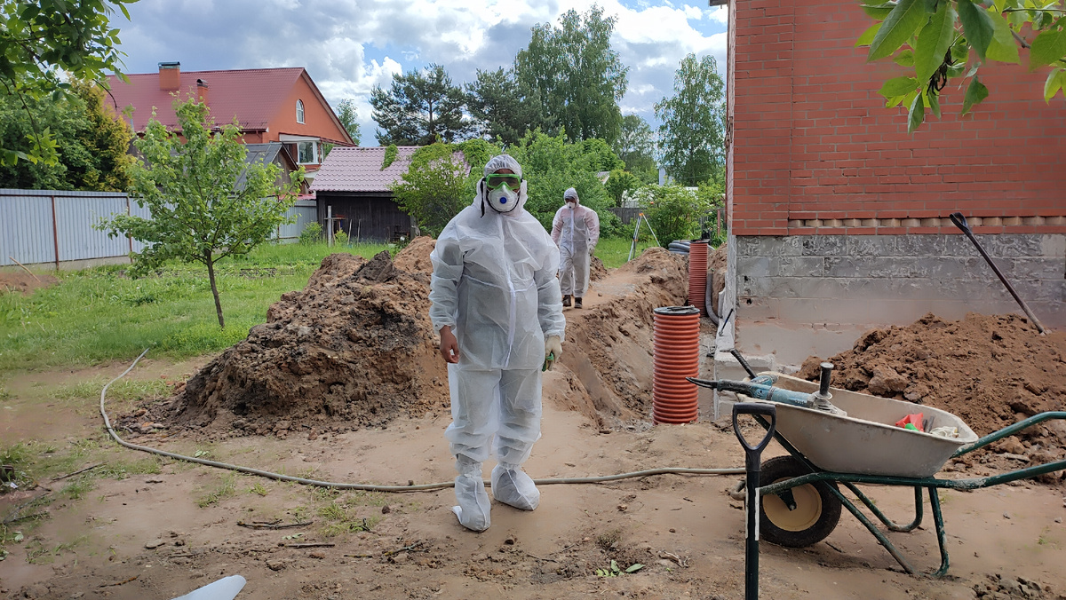 Ребята готовятьс к зачистке фундамента для нанесения новой гидроизоляции 