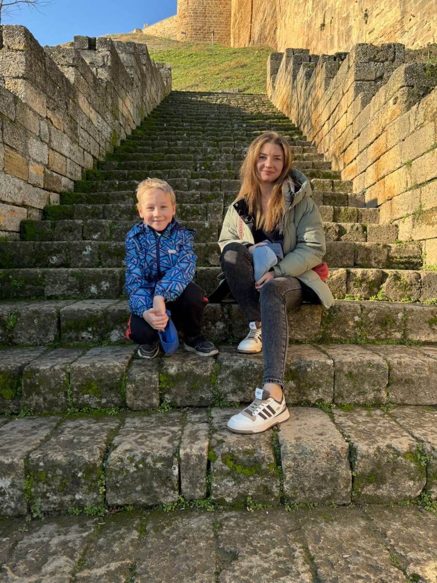 На ступеньках