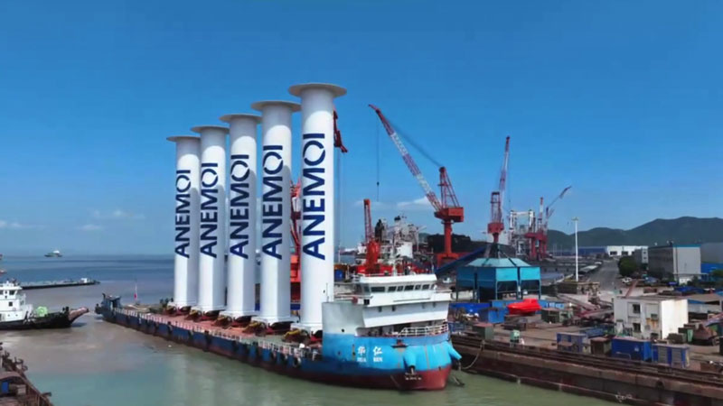 Баржа с которой паруса устанавливались на супербалкер.  фото: картинки яндекса.