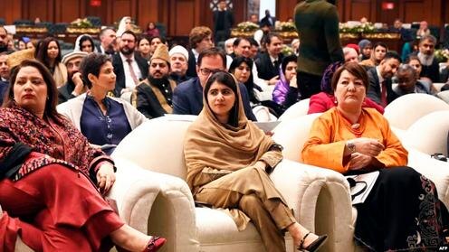 Малала Юсуфзай в центре. Фото с сайта khaama.com