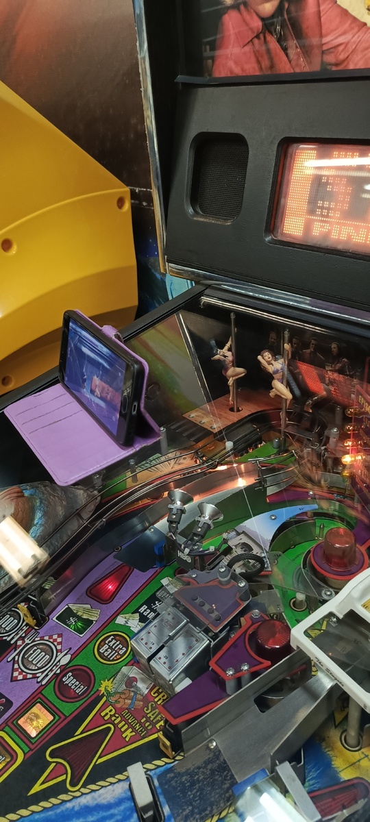 .снимает как крутятся девочки😎