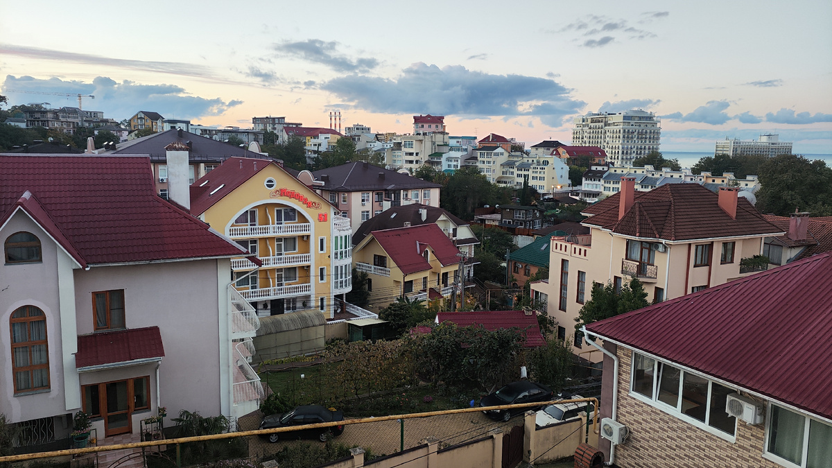вид с нашего отеля. Район пансионата Фрегат. Жд станция Известия