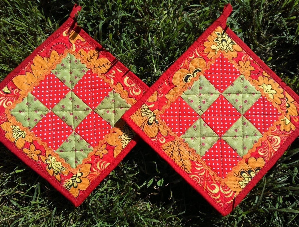 На отрез ткани нашиваются заготовки определённой формы. Такую технику часто используют для одеял и прихваток.