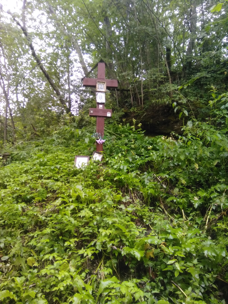 Над святым источником установлен крест. 