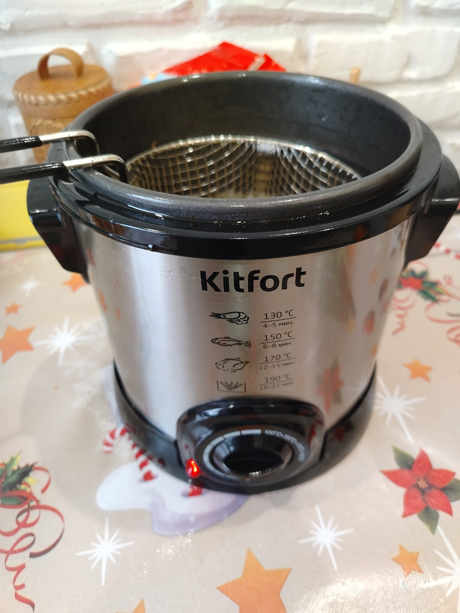 У меня Kitfort. Компактная, удобная - самое то для домашнего использования. 