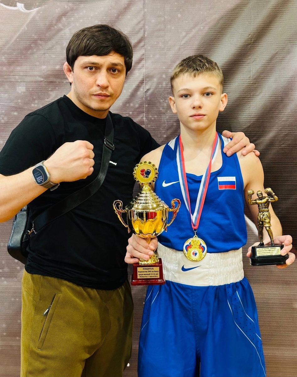 Александр Смолин (справа) вместе с тренером Алимом Хубиевым. Фото: Дзержинская ассоциация бокса