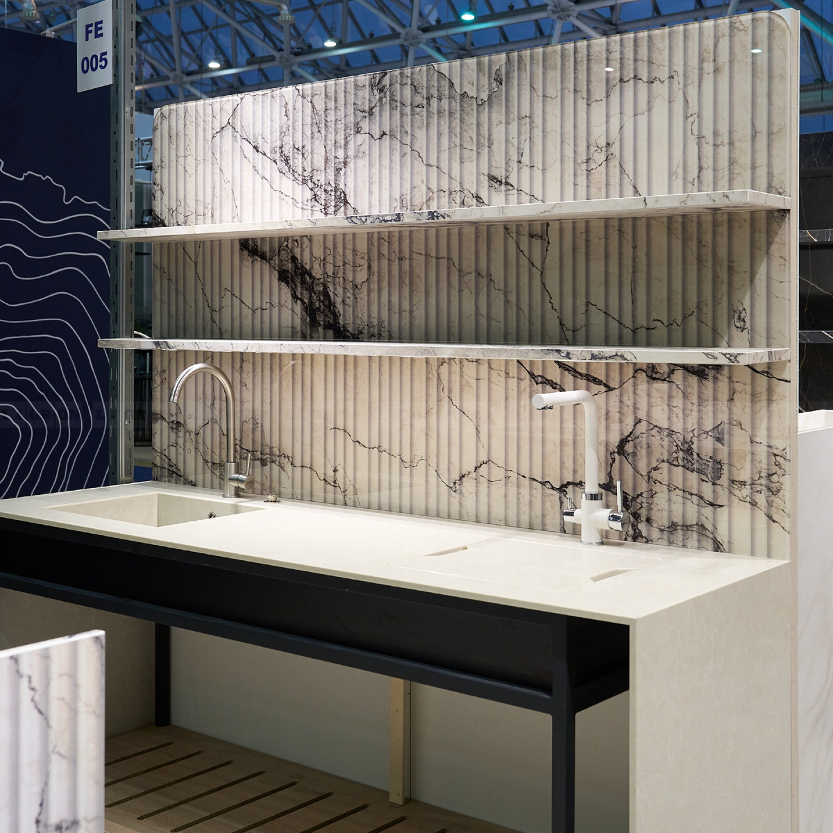 Столешница из кварца в декоре 2559 Царт. Стеновая панель из стекла Vitrodesign в декоре 2544 Виченца с цифровым эффектом объемной фрезеровки. Полки из керамики Ceralan by Ligron в декоре 2529 Виченца