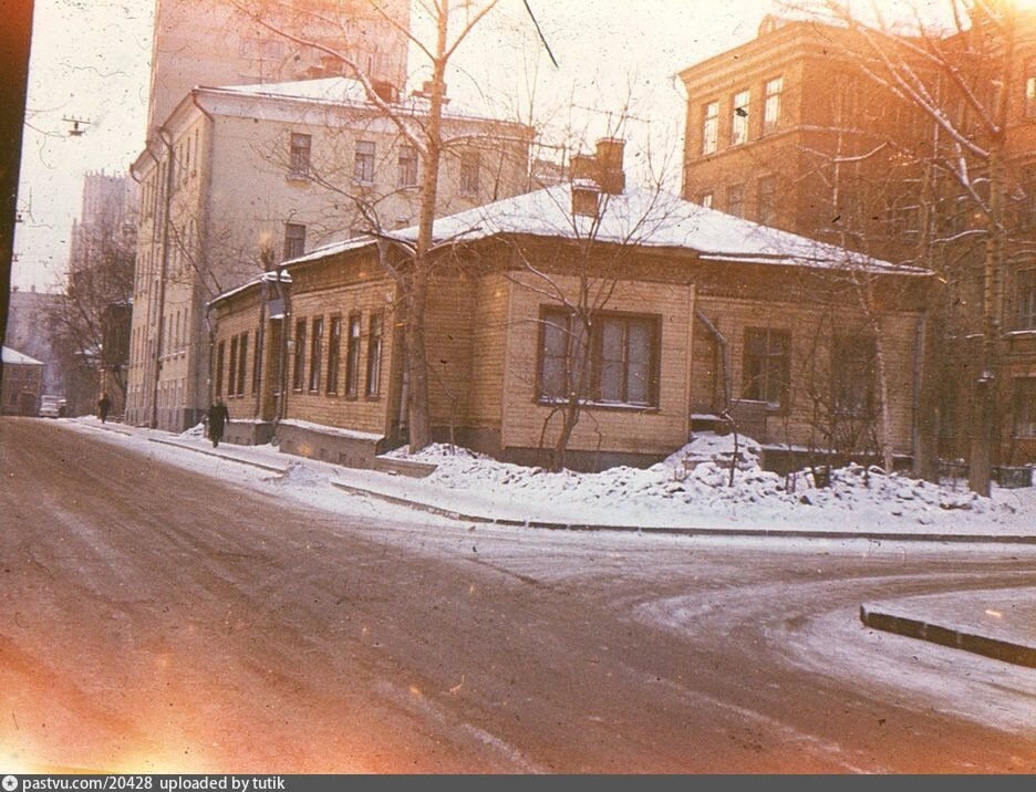 Особняк в середине улице Рылеева (Гагаринского переулка), 1970 - 1973 г. Дом Герье, за ним, справа, здание школы. Автор архитектор Андрей Тутунов.