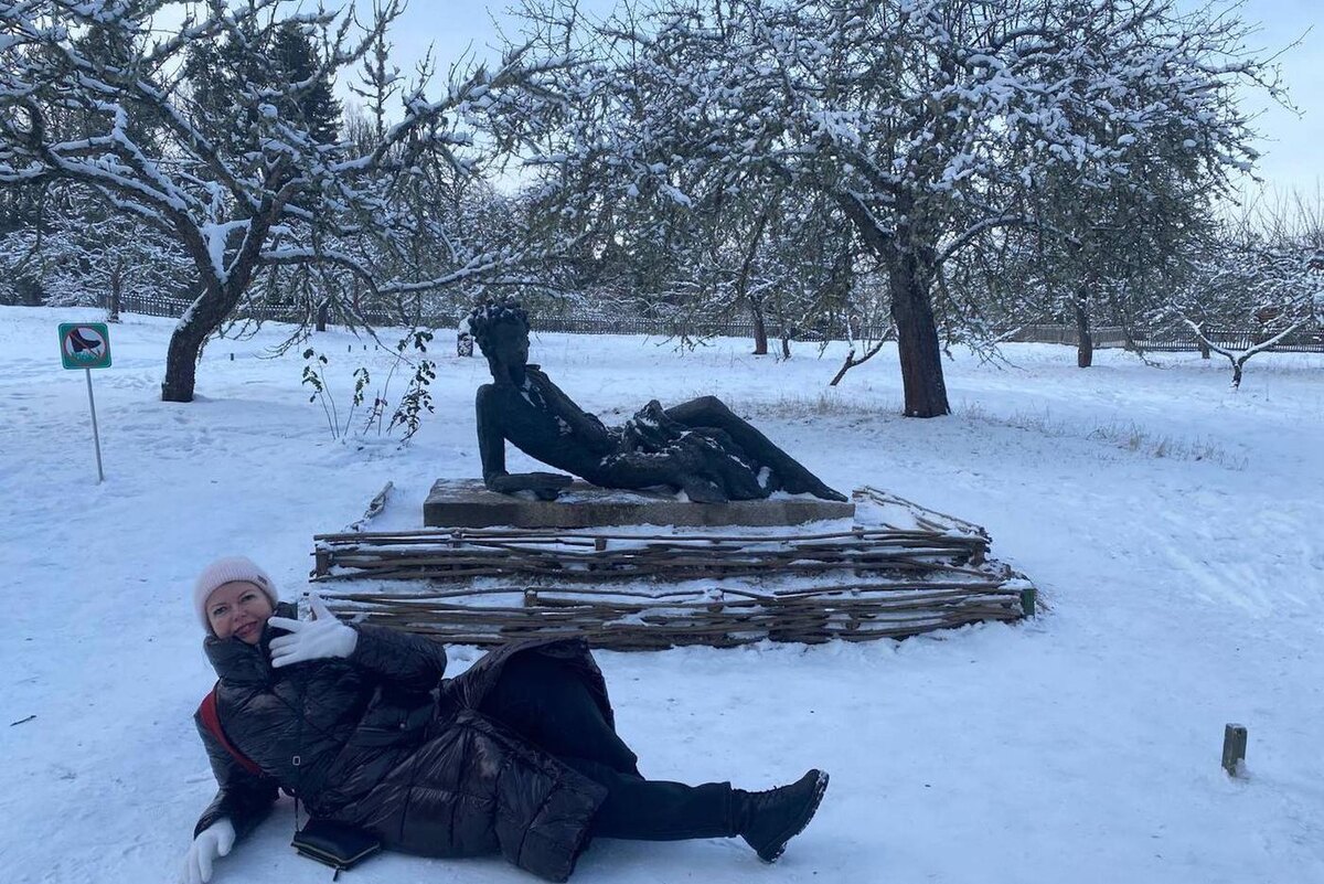 Наш репортёр Юлия Щедрова на "Острове уединения" Пушкина в Михайловском. Вероятно, в этом месте его посещала муза. Юлия Щедрова