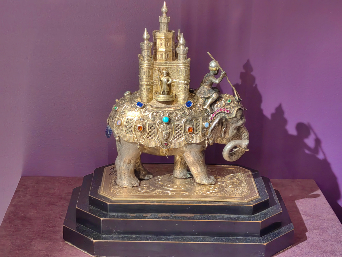 Подставка для флаконов в виде слона (вторая половина 19 века)