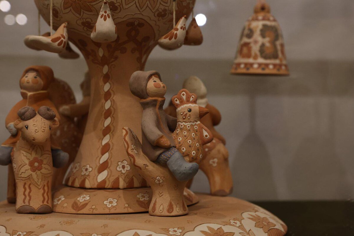 Елена Купцова
Глина из Ясной Поляны нескольких цветов, художницы покрывают её ангобами.